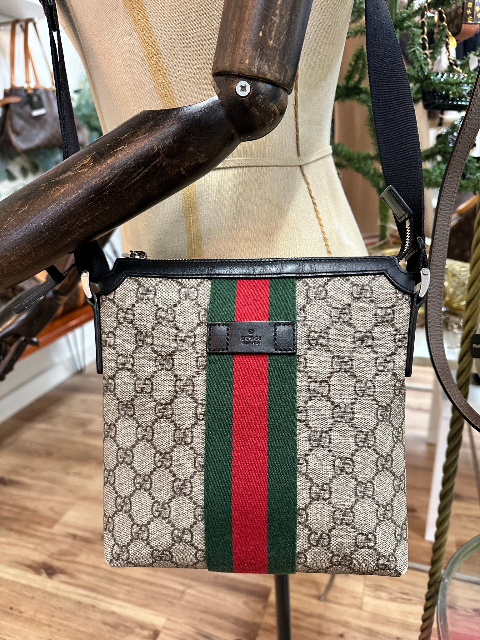 Gucci Black Calfskin Leather Linea Matisse Interlocking G Shoulder Bag |  Yoogi's Closet