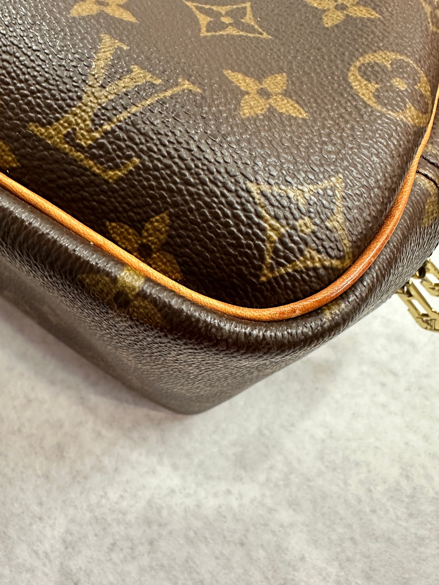 Vintage Authentic Louis Vuitton Deauville monogram handbag for